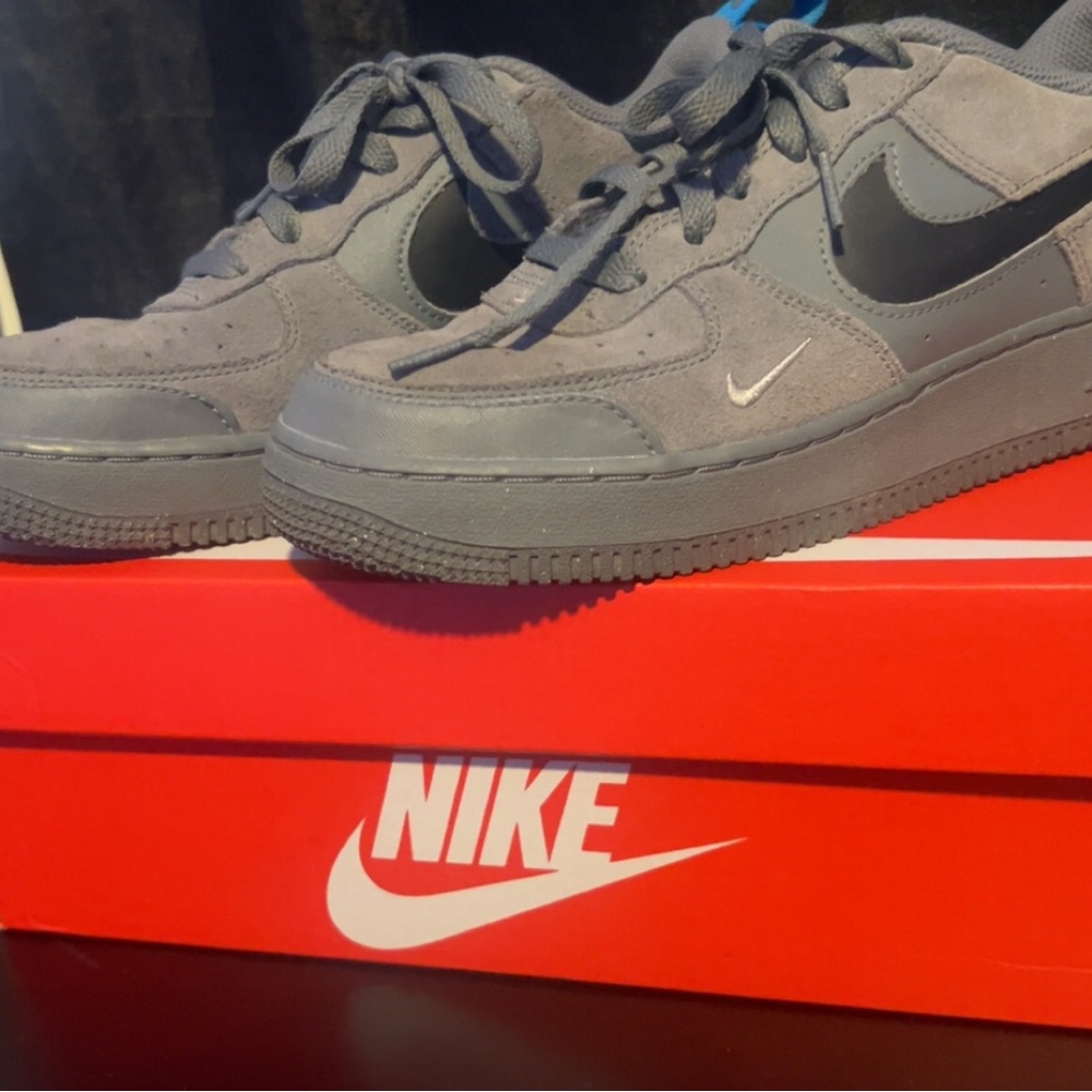AIR FORCE 1 LOW GS 'CUT OUT SWOOSH - SMOKE GREY'